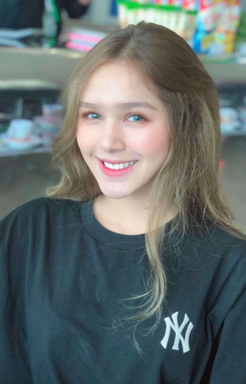 "Lấy chồng giàu rồi thì cần kiếm tiền gì nữa, suy cho cùng cũng là một kẻ ăn bám lên dạy chuyện đời", "Những phát ngôn của em là minh chứng rõ rệt nhất cho trình độ chưa tốt nghiệp cấp 3 của em" - Dân mạng bình luận.