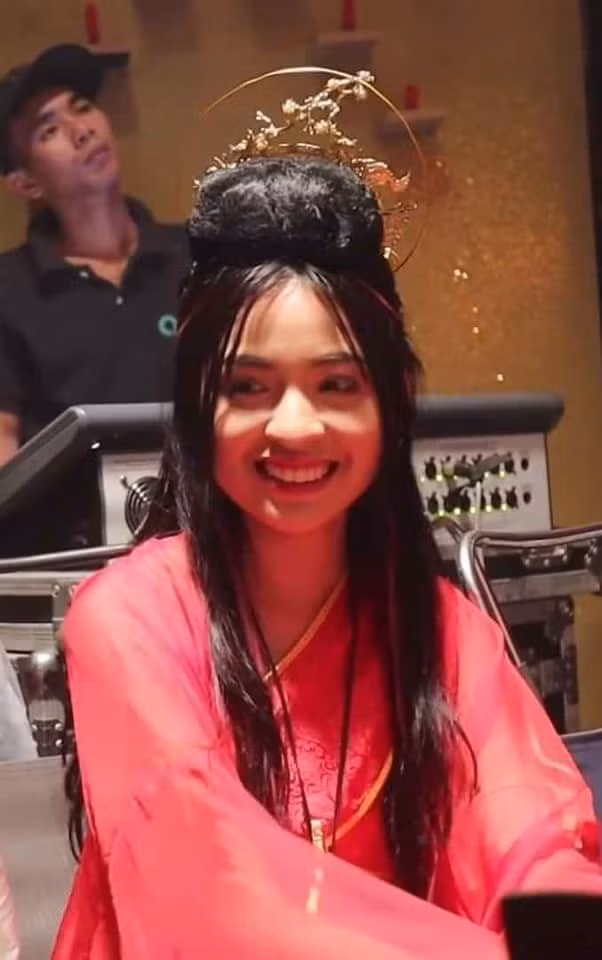 Nổi tiếng một thời gian ngắn nhưng hot girl "bắp cần bơ" Trần Thanh Tâm liên tục bị dân mạng "bóc phốt". Mở màn cho chuỗi scandal này là nhan sắc kém xinh gây tranh cãi. Tiếp sau đó là loạt phát ngôn cực sốc về ngoại hình, chuyện học hành của cô nàng.