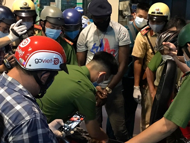 Bi kiem tra, nguoi nuoc ngoai bo chay, cop xe chua hang chuc goi co My