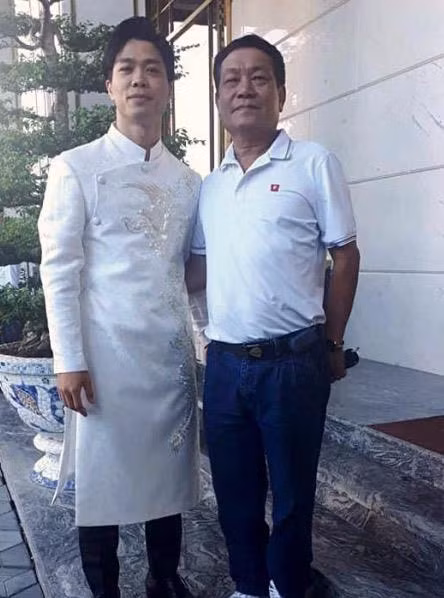 Công Phượng mặc bộ áo dài cưới màu trắng, với hoạ tiết in hình rồng phượng được thêu tỉ mỉ. Hình ảnh này được HLV Trương Quang Vinh – người thầy dạy bóng đá đầu tiên của Công Phượng đăng tải trên mạng.