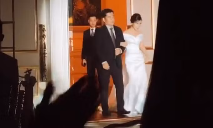 Hình ảnh hiếm hoi trên MXH ghi lại khoảnh khắc vợ sắp cưới Công Phượng được cha dẫn lên lễ đường. Dù diễn ra vô cùng bí mật nhưng người hâm mộ đặc biệt quan tâm đến sự kiện này mấy ngày qua.