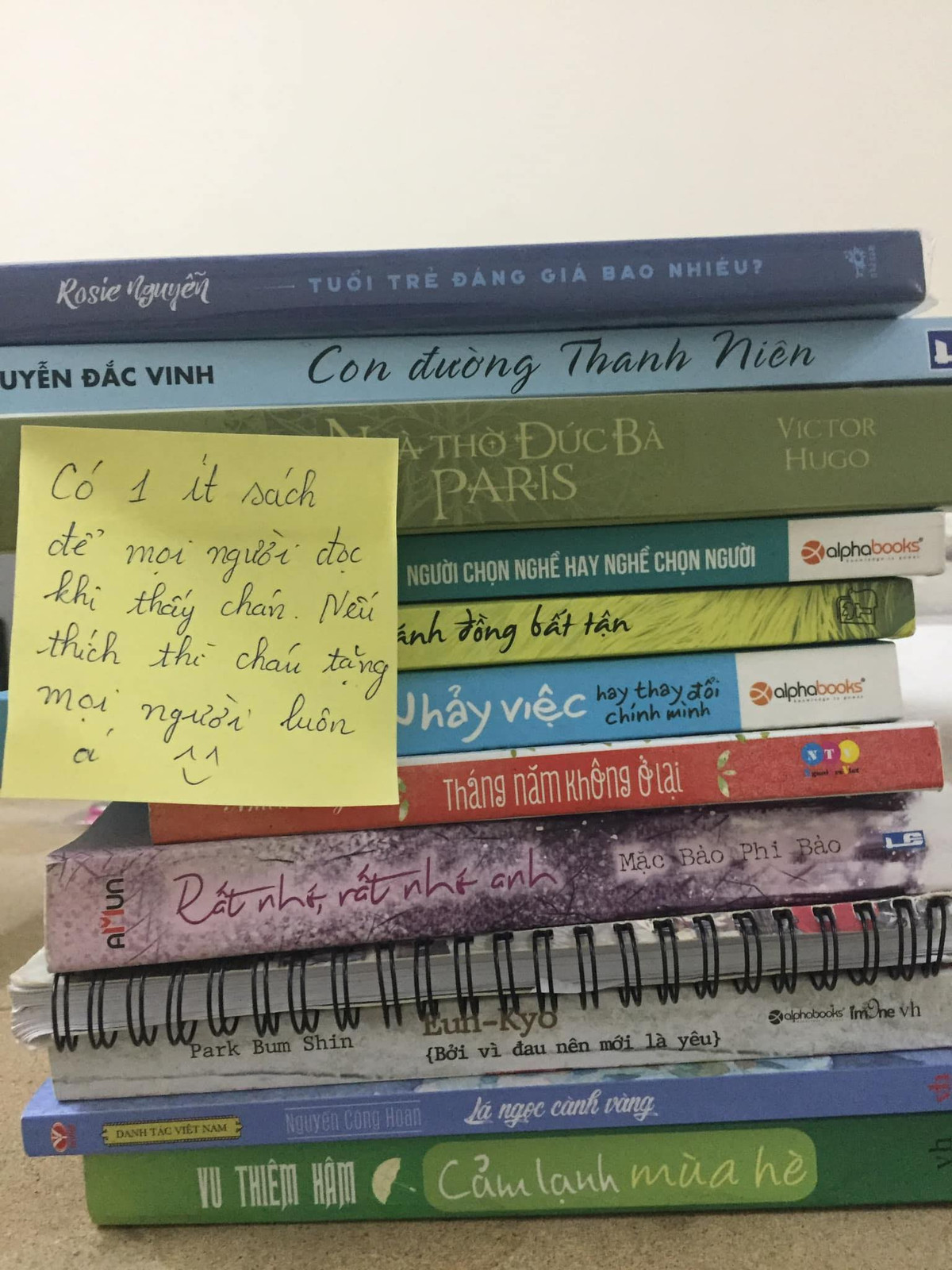 Để lại cả sách, truyện ngôn tình để mọi người đọc giải trí trong 14 ngày, tránh cảm giác nhàm chán.