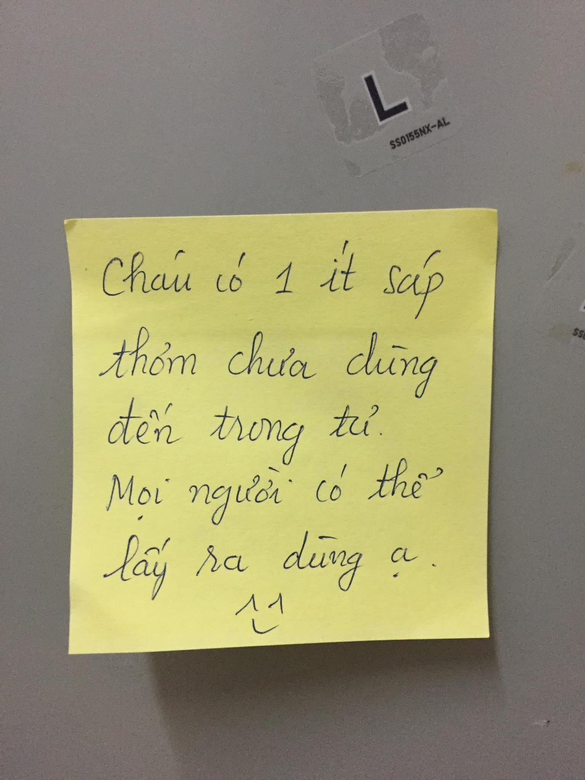 Không chỉ dành tặng đồ ăn như mì gói, sữa, sinh viên còn để lại cả sáp thơm để mọi người sử dụng. Thế này khi khác gì đi nghỉ dưỡng đâu nhỉ?