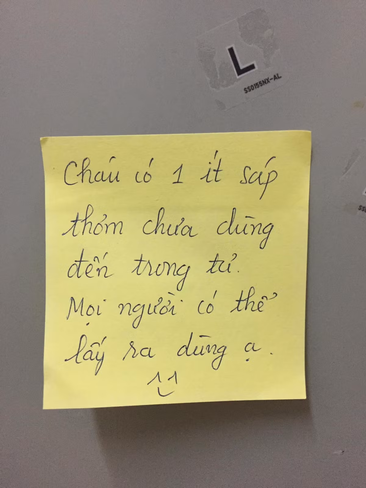 Không chỉ dành tặng đồ ăn như mì gói, sữa, sinh viên còn để lại cả sáp thơm để mọi người sử dụng. Thế này khi khác gì đi nghỉ dưỡng đâu nhỉ?