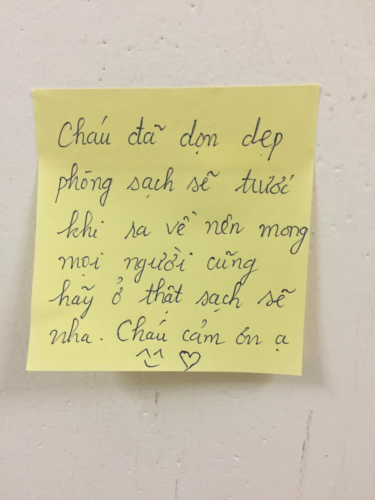 Mới đây, trên mạng xã hội xuất hiện bài chia sẻ về những mẩu giấy nhỏ xinh ghi những lời nhắn gửi của sinh viên sống trong ký túc xá để nhắc nhở, hướng dẫn người vào cách ly Covid-19 sử dụng phòng thu hút sự quan tâm của cộng đồng mạng.