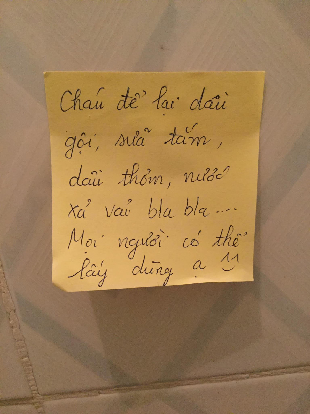 Tất cả những đồ dùng thiết yếu như sữa tắm, dầu gội, nước xả vải,...đều được để lại cho người đến cách ly. Tất nhiên, những thứ này các cán bộ trong mỗi khu đều cung cấp đầy đủ nhưng đây vẫn là hành động đáng khen của sinh viên.