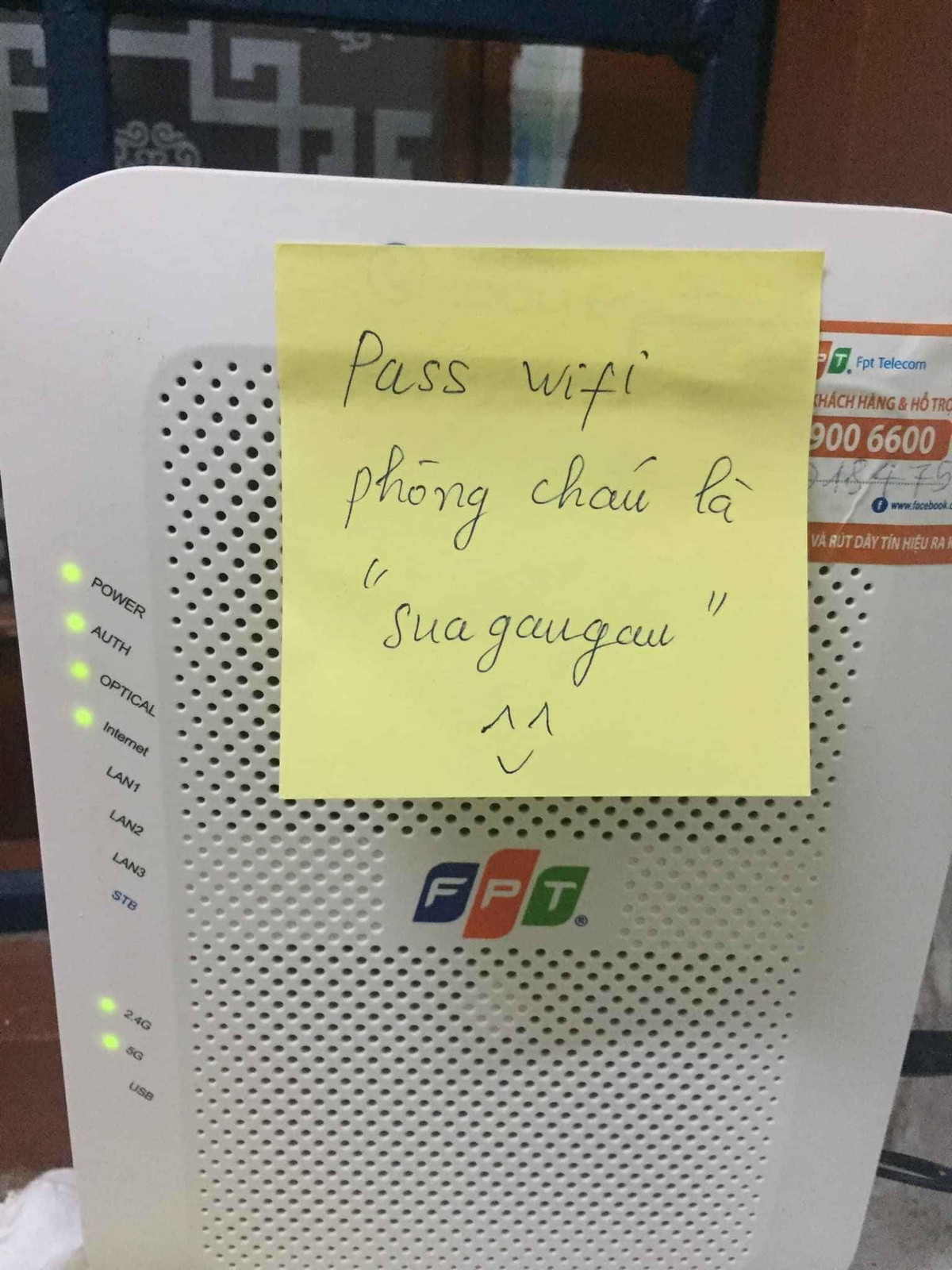 Pass wifi miễn phí cho tất cả mọi người luôn. Cứ dễ thương thế này thì cuộc chiến chống đại dịch Covid-19 không còn đáng sợ nữa rồi.