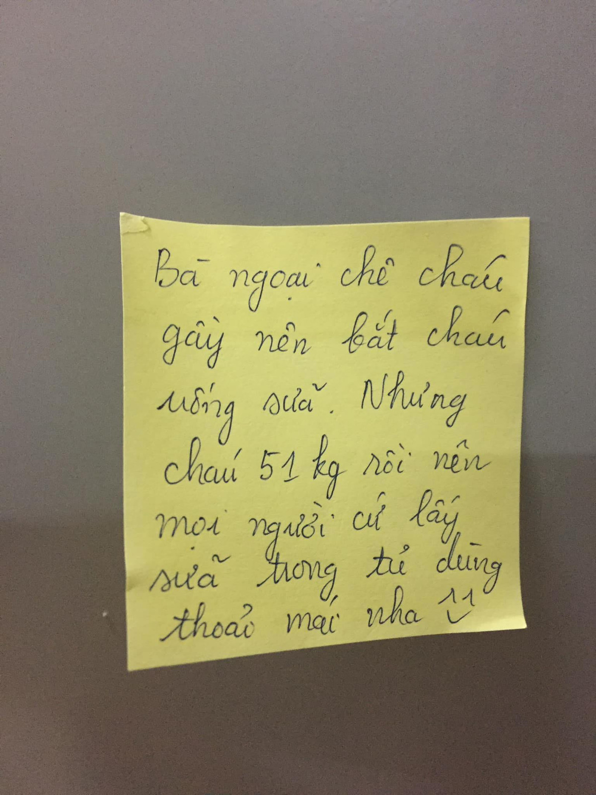 Vì số lượng người phải đi cách ly Covid-19 ngày càng đông nên một số khu ký túc xá của trường đại học được trưng dụng để đón người từ nước ngoài, từ vùng dịch vào ở. Để chuẩn bị cho việc này, các sinh viên đã tới trường để dọn dẹp lại phòng ốc, thậm chí còn chuẩn bị cả sữa bánh, đồ ăn vặt để tiếp khách.