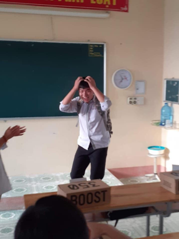 Tuong duoc tang giay hang hieu, nam sinh nga ngua khi dap hop