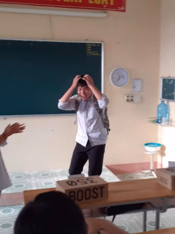 Tuong duoc tang giay hang hieu, nam sinh nga ngua khi dap hop