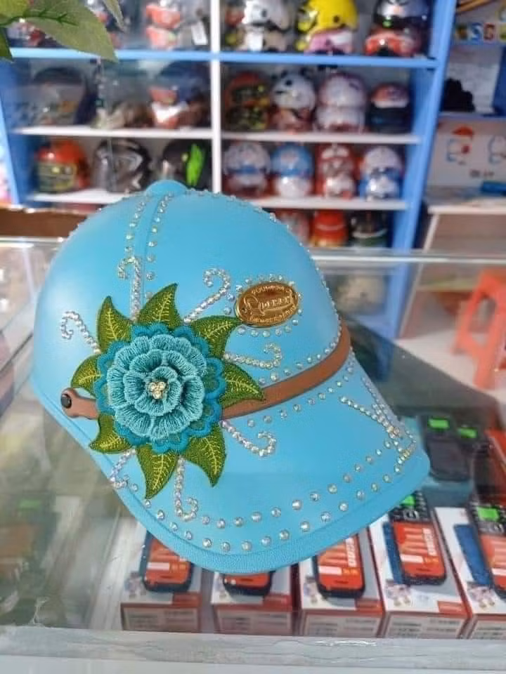 Gắn phụ kiên lên mũ là xưa rồi, giờ phải thêu luôn mới chất