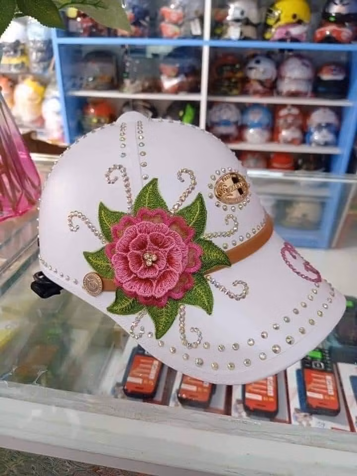 Gần đây, trào lưu trang trí mũ bảo hiểm cũng đang dần phổ biến. Tuỳ vào sở thích của mỗi cá nhân mà sẽ sử dụng những phụ kiện khác nhau