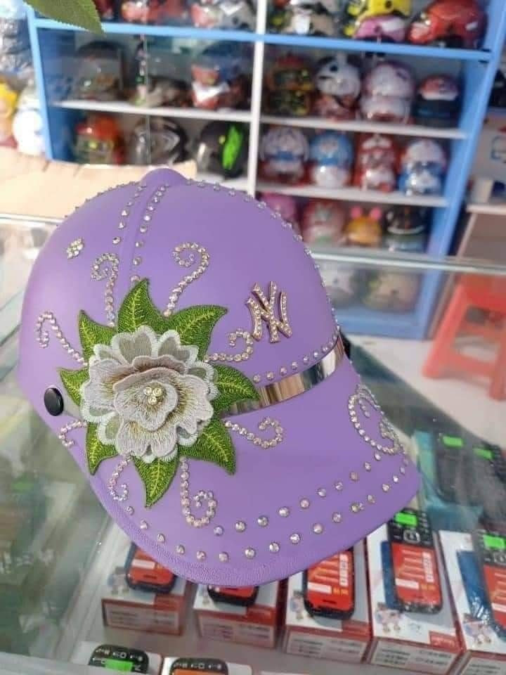 "Đường thêu sắc nét, cườm đính chắc chắn, màu sắc trendy" - Bình luận hóm hỉnh của 1 tài khoản dưới bài đăng trên mạng xã hội