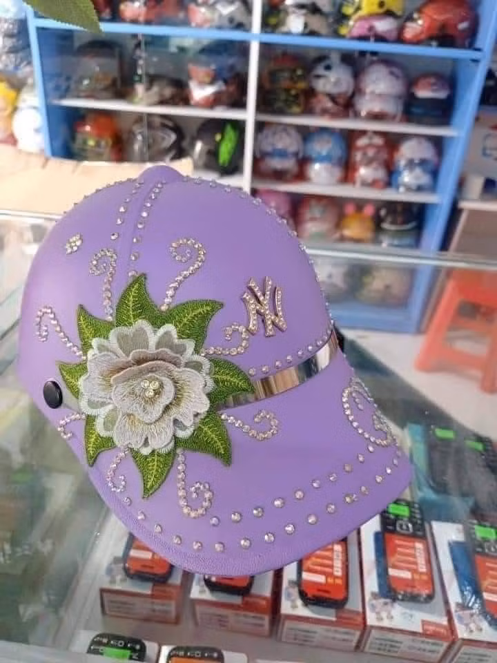 "Đường thêu sắc nét, cườm đính chắc chắn, màu sắc trendy" - Bình luận hóm hỉnh của 1 tài khoản dưới bài đăng trên mạng xã hội