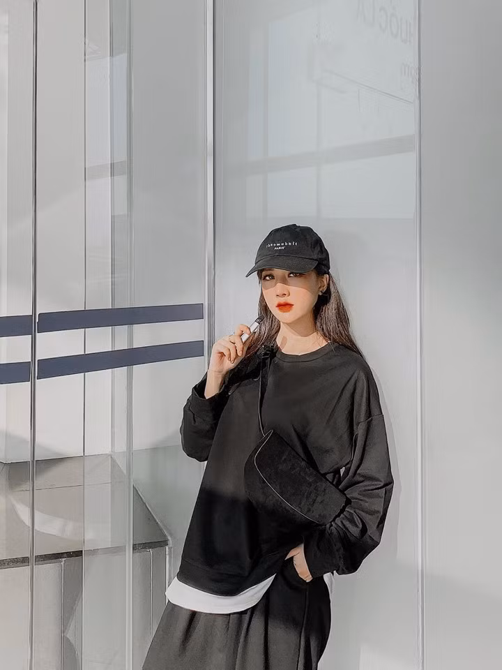 Sau chiến thắng của đội nhà, 9X đã cùng bạn bè ra đường đi bão, ăn mừng chiến thắng.