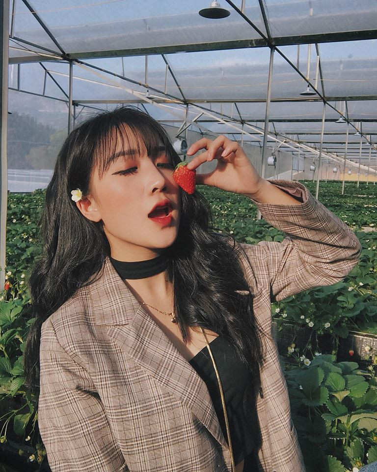 Được biết, cô gái trong bức ảnh là Trần Linh Hương sinh năm 1997, quê ở Tuyên Quang và là cựu sinh viên trường đại học Nội Vụ Hà Nội.