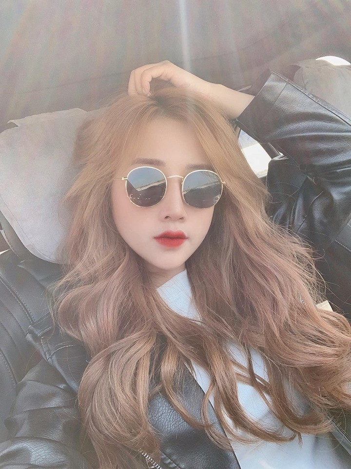 Phong cách thời trang thường ngày của cô rất được các bạn trẻ yêu thích. Nguồn ảnh: FBNV