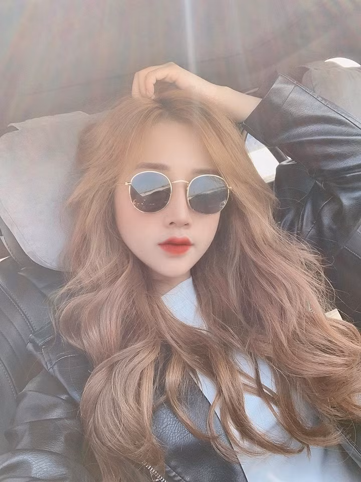 Phong cách thời trang thường ngày của cô rất được các bạn trẻ yêu thích. Nguồn ảnh: FBNV