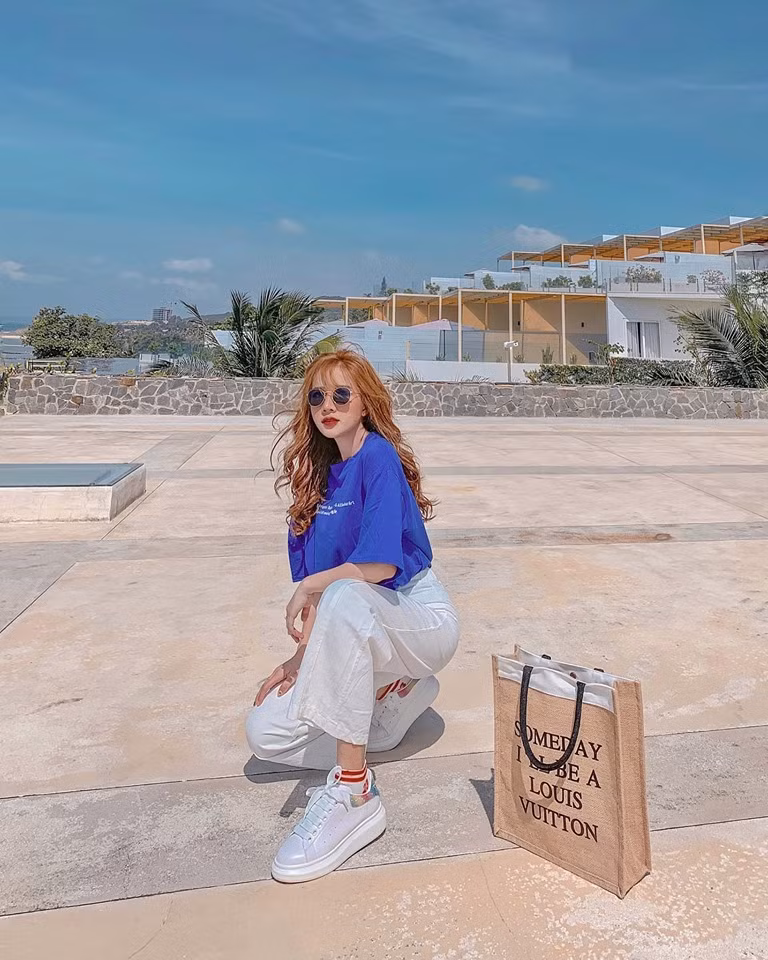 Hiện tại, Linh Hương là mẫu ảnh khá nổi tiếng tại Hà Nội. Bên cạnh đó, cô cũng kinh doanh một cửa hàng quần áo nhỏ.