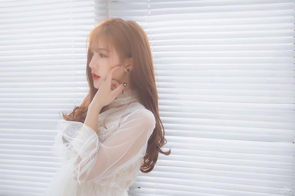 Dưới bức ảnh, những người quen của cô nàng đều nhận ra đây là hình chụp từ lâu. Cô nàng cũng vui vẻ trả lời bản thân chỉ đang "ăn mày quá khứ".