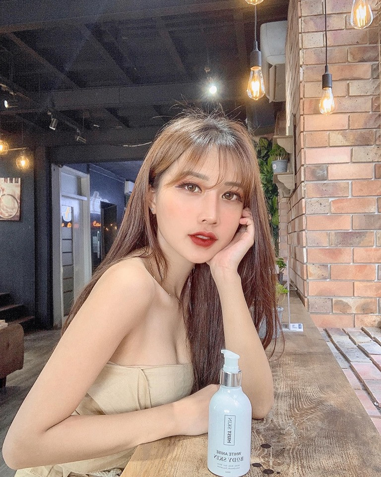 Linh Hương nói thêm, dù không có mặt trực tiếp để theo dõi, cô vẫn cùng bạn bè xem qua truyền hình.