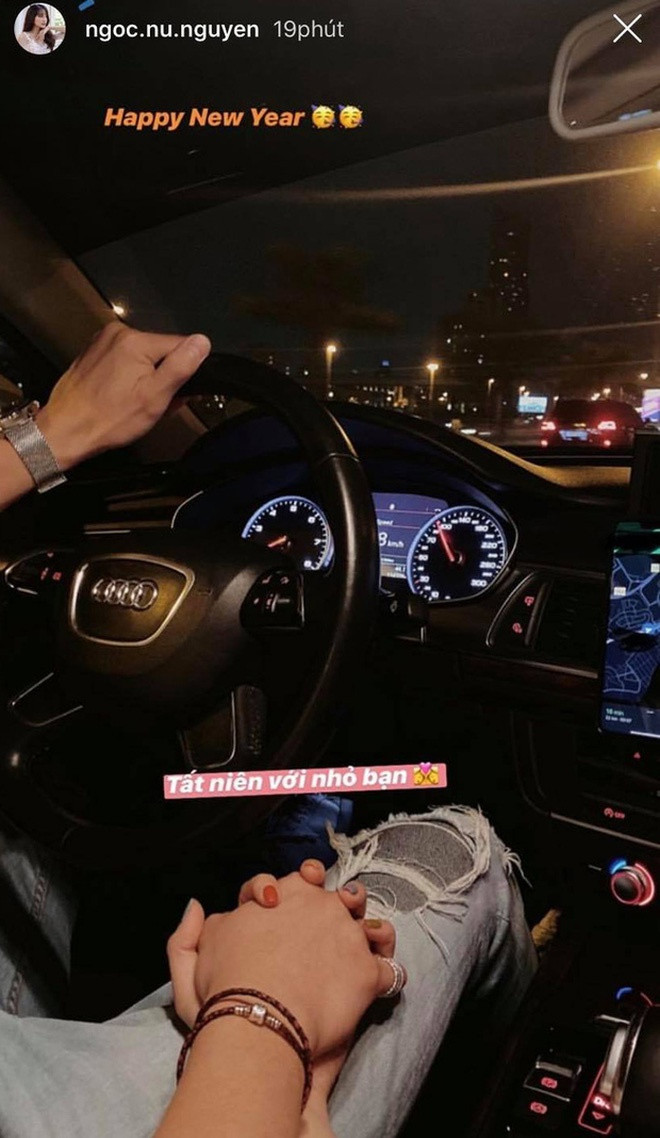 Thời gian gần đây, tình cũ Phan Văn Đức thường xuyên đăng tải hình ảnh nắm tay bạn trai giấu mặt. Tuy nhiên cô nàng nhất định không chia sẻ bất kỳ thông tin gì về người yêu đồng thời cho biết khi nào cảm thấy phù hợp sẽ công khai.