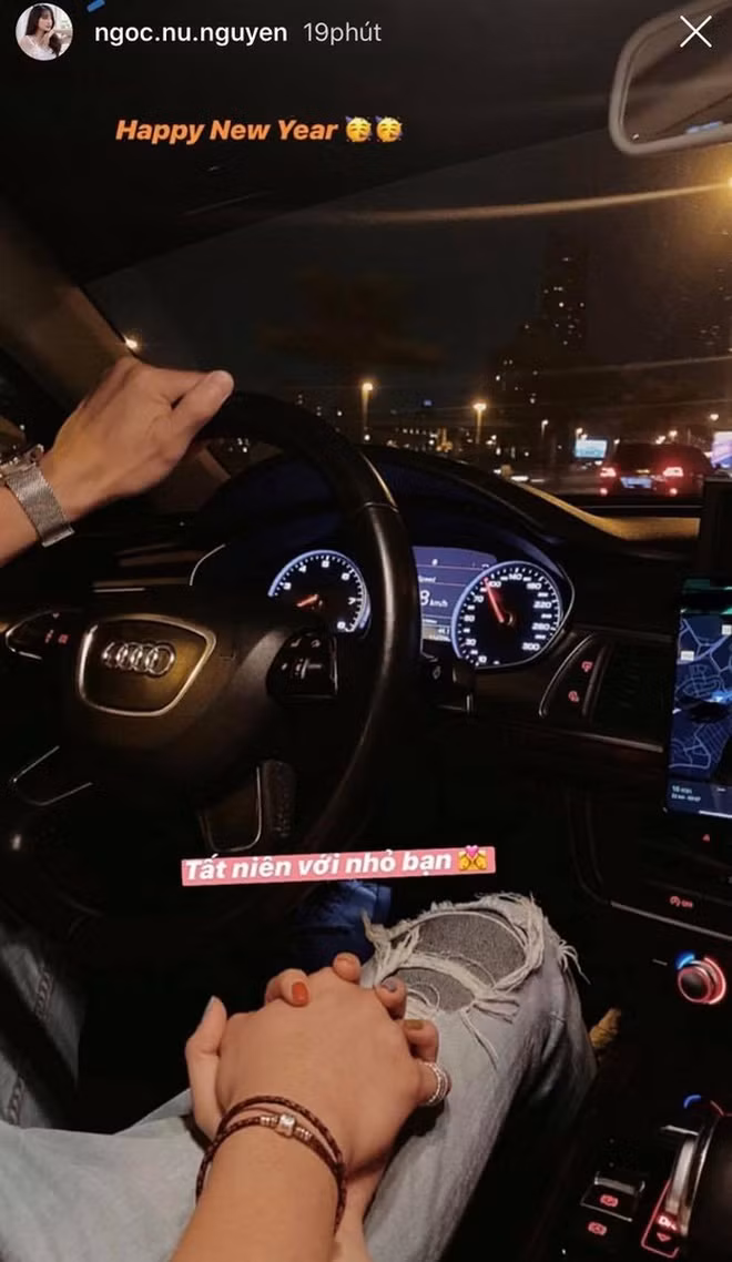 Thời gian gần đây, tình cũ Phan Văn Đức thường xuyên đăng tải hình ảnh nắm tay bạn trai giấu mặt. Tuy nhiên cô nàng nhất định không chia sẻ bất kỳ thông tin gì về người yêu đồng thời cho biết khi nào cảm thấy phù hợp sẽ công khai.