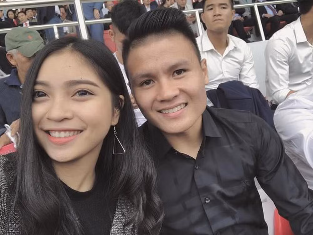 Nhật Lê (SN 1999) và Quang Hải (SN 1997) đã có thời gian hẹn hò 2 năm trước khi chia tay vào tháng 9/2019. Nhờ danh xưng bạn gái cầu thủ, cô nàng quê Quảng Nam trở thành hot girl đình đám, thu hút nhiều sự quan tâm trên mạng xã hội. Với số lượng người theo dõi siêu khủng, Nhật Lê có cơ hội trở thành KOL, mẫu ảnh cho một số nhãn hàng.