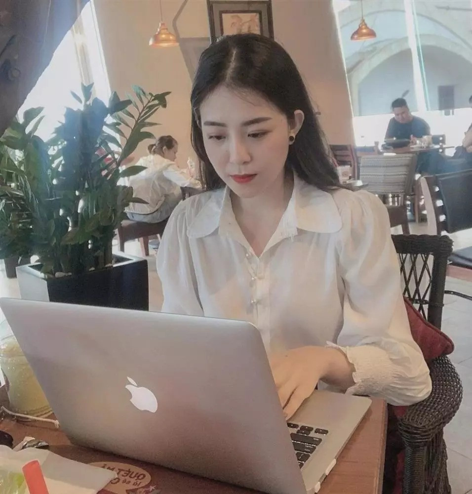 Theo một số thông tin, gia thế của bạn gái Hồng Duy cũng không phải dạng vừa. Bố cô giữ chức tổng giám đốc của một công ty cao su ở tỉnh.