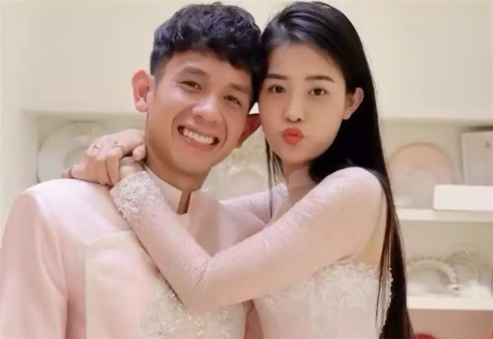 Gần đây, Hồng Duy cùng cô bạn gái lâu năm đã cùng nhau đi thử lễ phục cưới tại một tiệm váy áo cưới có tiếng. Fan của nam cầu thủ vô cùng phấn khích vì cuối cùng, Duy Pinky cũng chịu chốt sổ.