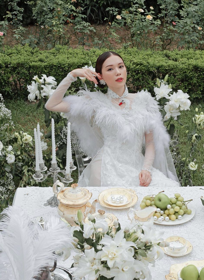 Xét về gia thế, Linh Rin thua kém hơn hẳn em chồng Hà Tăng, xét về tiếng tăm, cô nàng cũng không bằng được dàn người đẹp từng xuất hiện bên cạnh Phillip Nguyễn như Huyền My, Tú Anh,...toàn những Á hậu, người mẫu nổi tiếng. Thế nhưng cô nàng là người đầu tiên khiến doanh nhân yêu say đắm, luôn muốn khoe cho cả thế giới biết đôi mình đang hẹn hò.