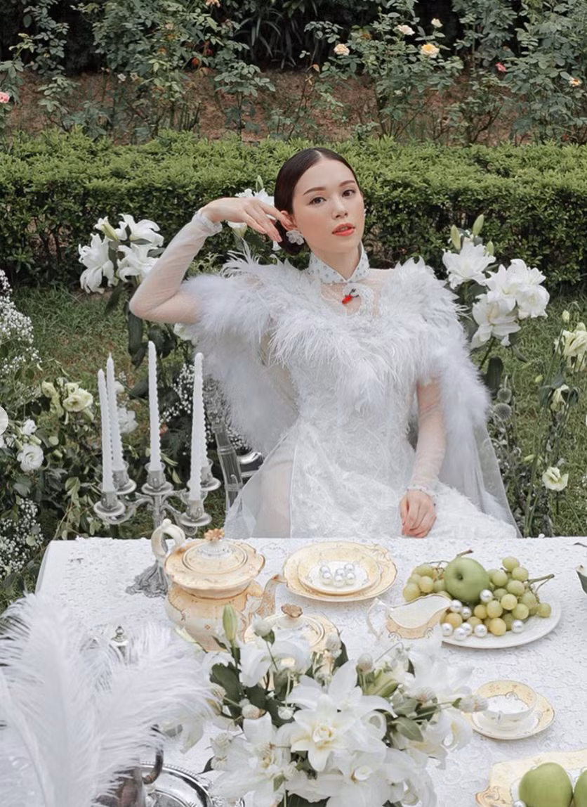 Xét về gia thế, Linh Rin thua kém hơn hẳn em chồng Hà Tăng, xét về tiếng tăm, cô nàng cũng không bằng được dàn người đẹp từng xuất hiện bên cạnh Phillip Nguyễn như Huyền My, Tú Anh,...toàn những Á hậu, người mẫu nổi tiếng. Thế nhưng cô nàng là người đầu tiên khiến doanh nhân yêu say đắm, luôn muốn khoe cho cả thế giới biết đôi mình đang hẹn hò.