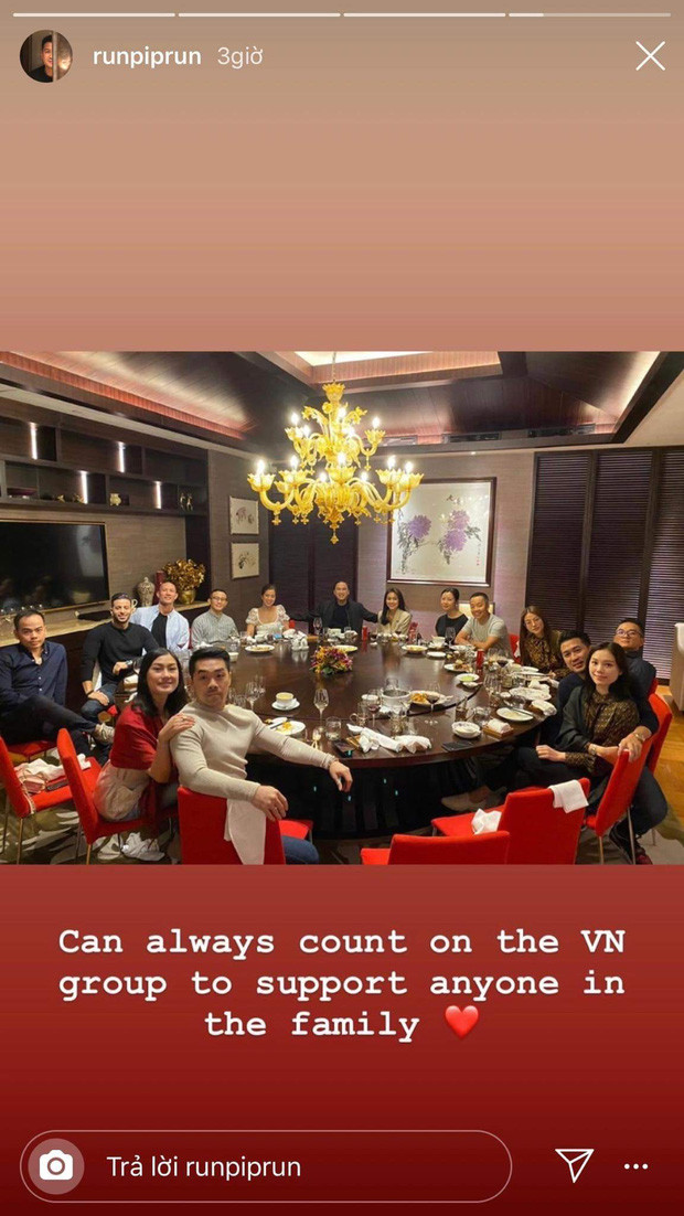 Mới đây, Phillip Nguyễn chia sẻ bức hình sum họp gia đình trong đó anh chàng ôm người yêu rất chặt, đến vợ chồng Hà Tăng cũng không tình cảm được như vậy khiến ai cũng phải ghen tỵ.