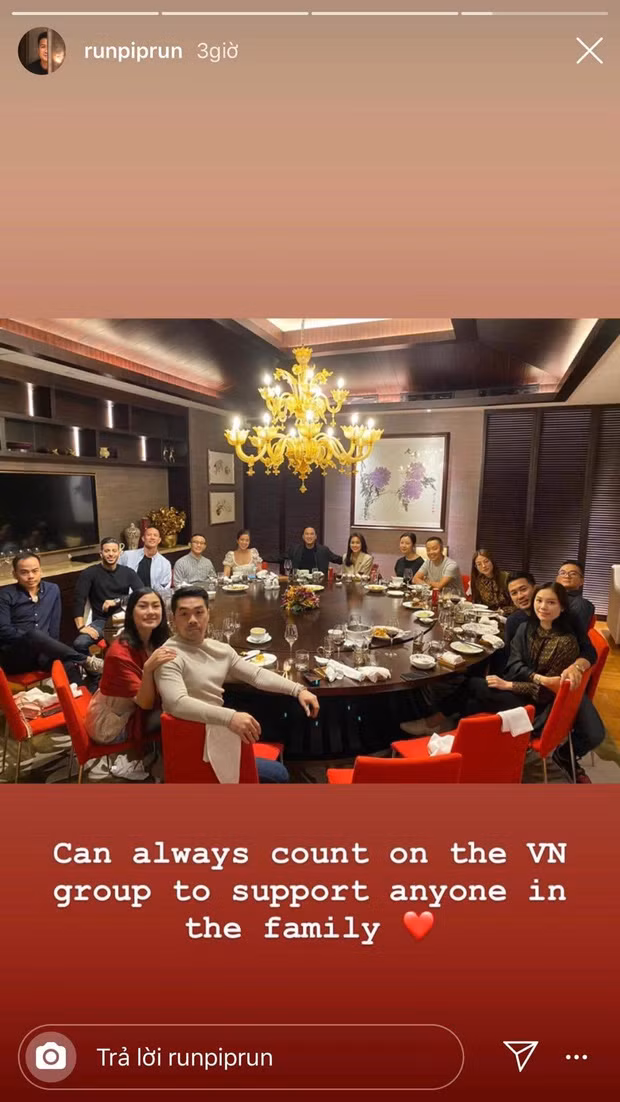 Mới đây, Phillip Nguyễn chia sẻ bức hình sum họp gia đình trong đó anh chàng ôm người yêu rất chặt, đến vợ chồng Hà Tăng cũng không tình cảm được như vậy khiến ai cũng phải ghen tỵ.