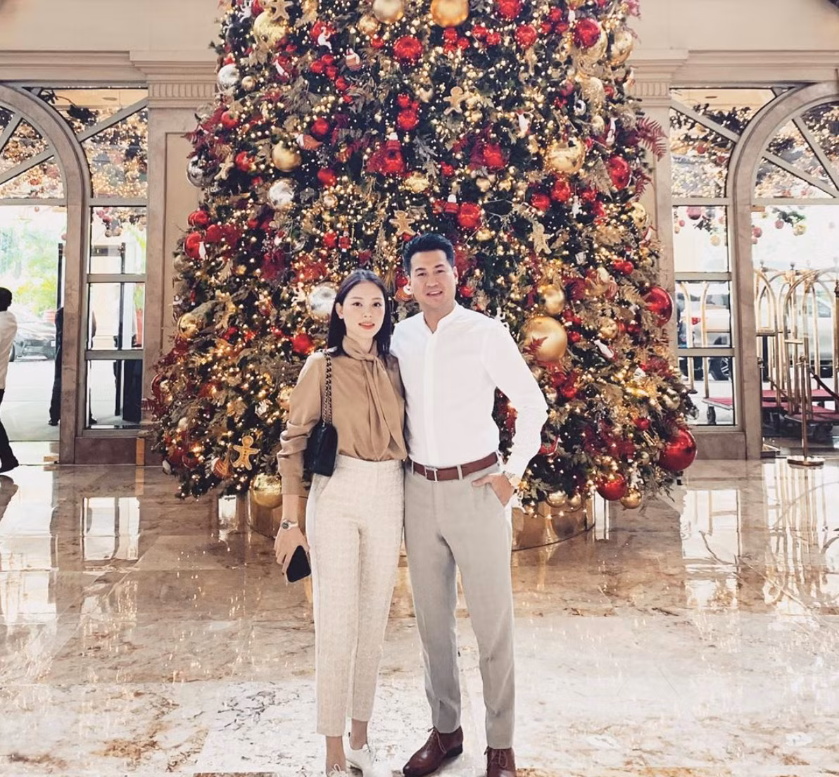 Không chỉ yêu thương, thể hiện tình cảm trên mạng xã hội, Linh Rin từng khiến cả cộng đồng mạng phải ghen tỵ khi có thể khiến Phillip Nguyễn vào bếp chuẩn bị đồ ăn. Một chàng trai ưu tú, sinh ra đã ngậm thìa vàng đích thân chuẩn bị đồ cho bạn gái mang đi làm, quả là điều không thể tin nổi, thế nhưng hot girl Hà Thành đã làm được.