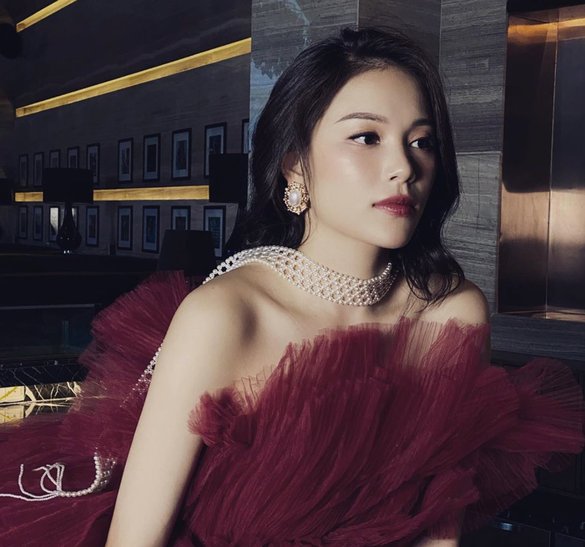 Không phải một gương mặt quá nổi bật trong giới showbiz, có lẽ cách cư xử khôn khéo của Linh Rin chính là thứ ghi điểm tuyệt đối với Phillip Nguyễn. Cô nàng từng trả lời báo chí về mối quan hệ của mình với bạn trai: "Chúng tôi chia sẻ với nhau nhiều điều. Hoàn toàn đúng khi nói rằng không có từ ngữ nào phù hợp nhất khi nói về mối quan hệ này. Anh ấy là người đàn ông tôi ngưỡng mộ, trước đây và bây giờ vẫn thế".