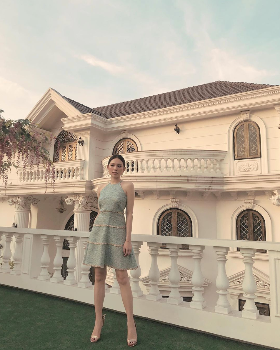 Linh Rin (SN 1993) tên thật là Ngô Phương Linh, từng là hot girl Hà Thành nhưng không phải một gương mặt quá nổi trội so với các người đẹp cùng thời như Chi Pu, Hà Lade,...Cô nàng được yêu mến bởi sạch scandal, chỉ chăm chỉ làm mẫu ảnh, thỉnh thoảng tham gia sự kiện.