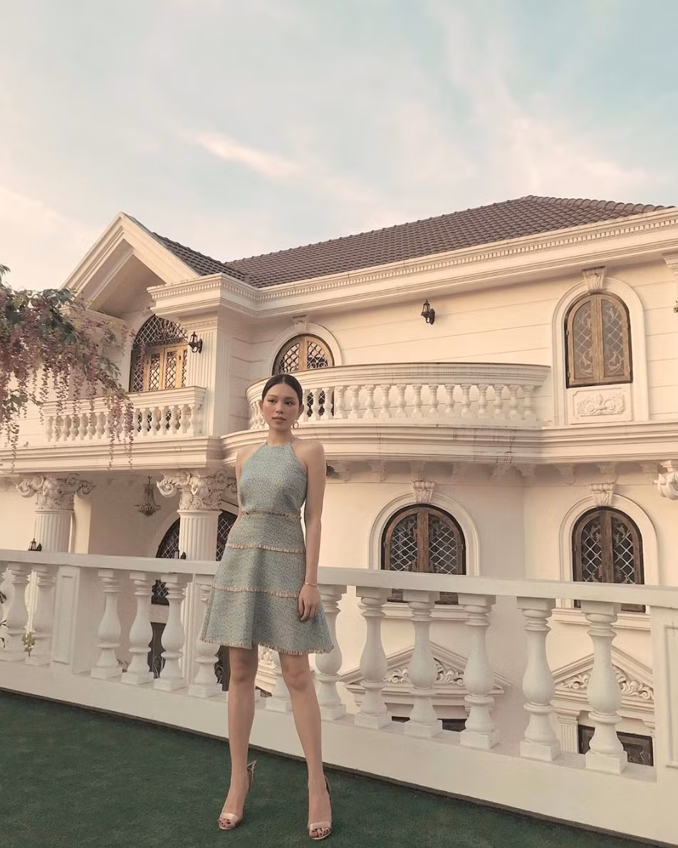 Linh Rin (SN 1993) tên thật là Ngô Phương Linh, từng là hot girl Hà Thành nhưng không phải một gương mặt quá nổi trội so với các người đẹp cùng thời như Chi Pu, Hà Lade,...Cô nàng được yêu mến bởi sạch scandal, chỉ chăm chỉ làm mẫu ảnh, thỉnh thoảng tham gia sự kiện.