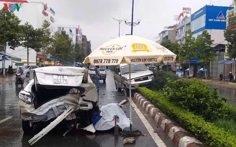 Tien Giang: Xe bien xanh gay tai nan lien hoan, 1 nguoi chet