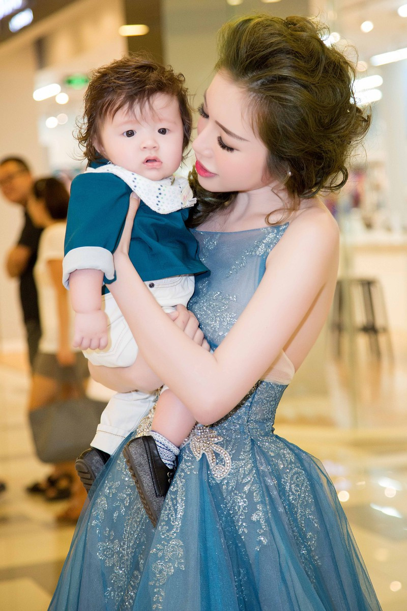 Bà mẹ hai con cũng khuyên các cô gái đừng bao giờ chơi trò hay thách đấu tửu lượng dù đó là nhóm bạn hay người lạ. Bởi nó sẽ khiến các nàng gặp phải tình huống khó xử khi bị say.