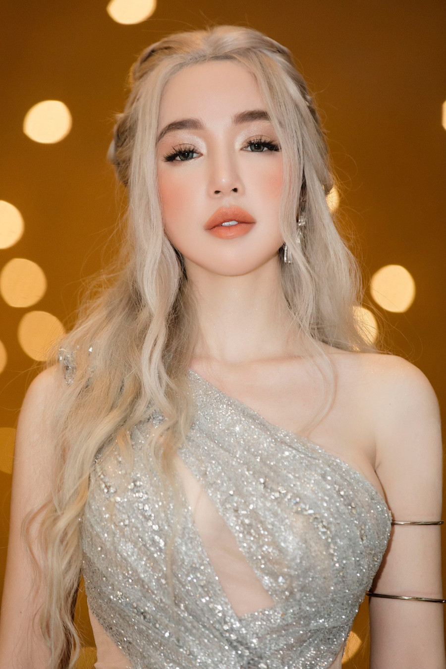 Đồng thời, Elly Trần cũng khuyên các cô gái nên cân nhắc đến không gian và đối tượng xung quanh khi quyết định cầm ly tham chiến.