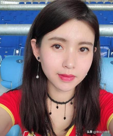 Đang bị chỉ trích, nữ phóng viên xinh đẹp bỗng lại được bênh vực, bảo vệ hết lời. "Được một phóng viên xinh đẹp như vậy viết sai tên là vinh dự của các cầu thủ", "Hãy tha thứ cho cô ấy vì vẻ đẹp thiên sứ này đi. Chỉ cần xinh thôi mọi tội lỗi đều có thể xoá sạch" - Cộng đồng mạng Trung Quốc lên tiếng.