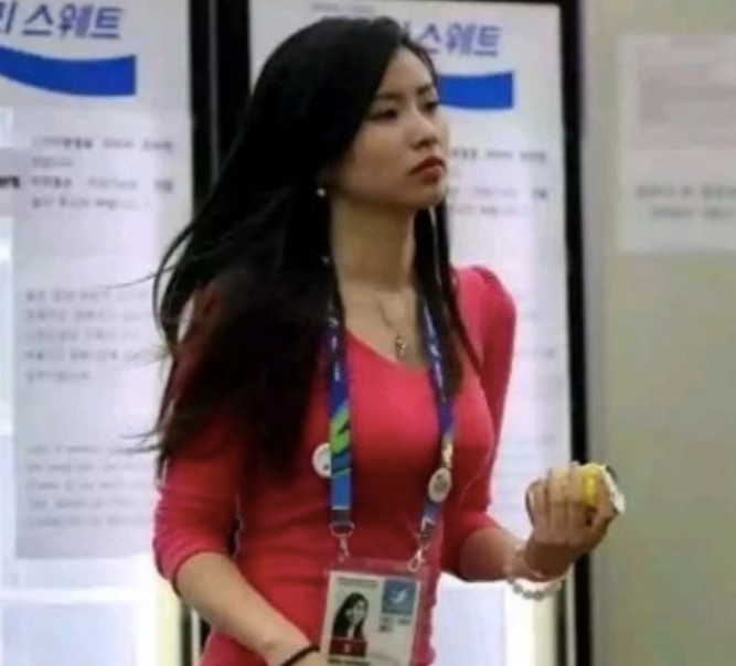 Lỗi sai cơ bản của Xing Chengbo đã khiến nhiều người từ ngạc nhiên đến tức giận. "Không thể chấp nhận được phóng viên lại có thể sai lỗi như vậy? Không có ai kiểm duyệt bài viết của cô ta hay sao?", "Nếu cô không xem bóng đá và cũng không biết gì về môn thể thao này thì tôi xin cô đừng làm nghề này nữa" - Nhiều dân mạng Trung Quốc chỉ trích.