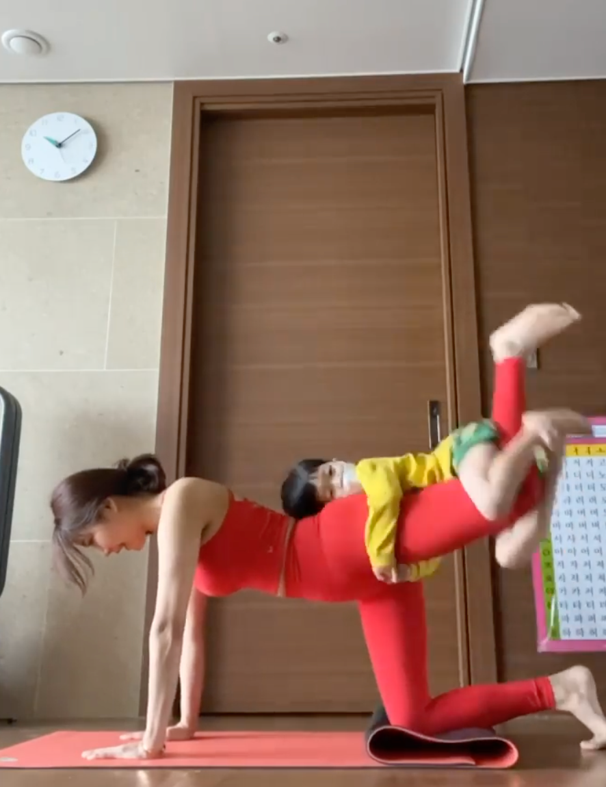 Hai mẹ con hot mom Hàn Quốc cùng luyện tập thể dục tại nhà.