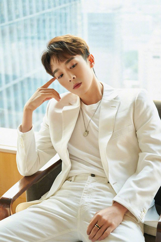 Thì em trai Tử Hào lại theo đuổi phong cách trẻ trung, lãng tử và nụ cười tỏa nắng trên môi.