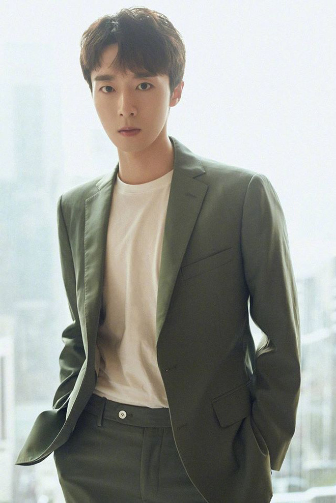 Trong khi người anh Tử Văn trông hiền lành, ấm áp...