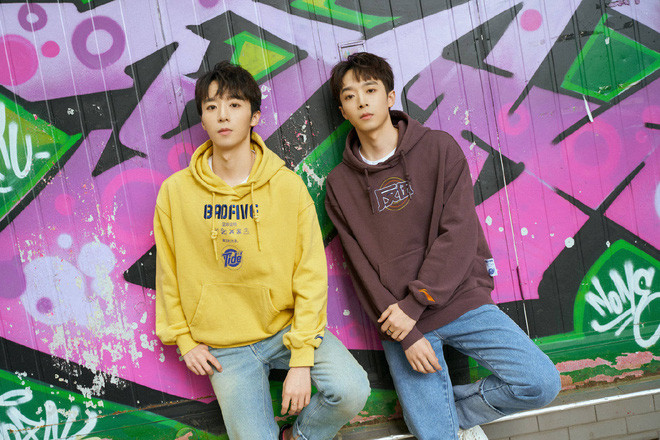 Nhìn ngoại hình có phần gầy gò, đúng với thị hiếu cái đẹp của Trung Quốc này, chẳng ai nghĩ cặp song sinh này đã từng mập mạp, và có số cân nặng khủng.