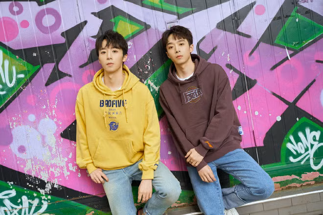 Nhìn ngoại hình có phần gầy gò, đúng với thị hiếu cái đẹp của Trung Quốc này, chẳng ai nghĩ cặp song sinh này đã từng mập mạp, và có số cân nặng khủng.