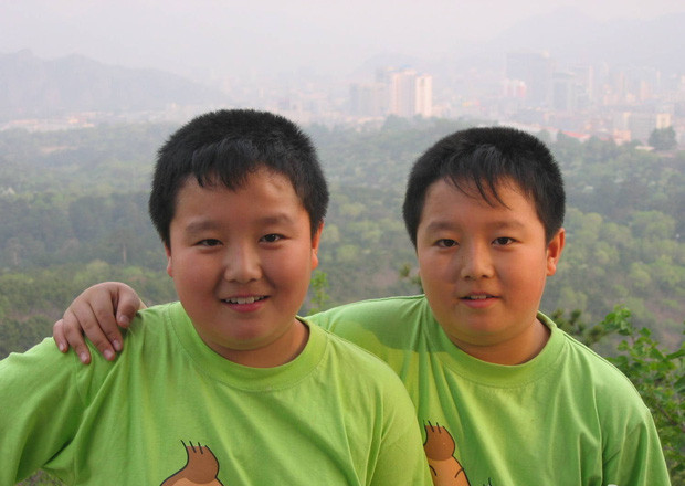 Có thời điểm, cặp anh em song sinh sở hữu cân nặng hơn 100 kg mỗi người. Phải nhận nhiều lời miệt thị, chê bai quá đáng nên Uyển Tử Văn và Uyển Tử Hào quyết tâm giảm cân. Hai anh em cùng nhau tập thể thao và ăn uống theo chế độ dinh dưỡng riêng.