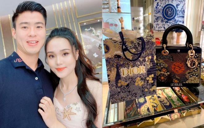 Mới đây, Quỳnh Anh khoe được nhận qua sinh nhật sớm là một chiếc túi thương hiệu Dior, mặc dù không nhắc đến tên bạn trai nhưng ai cũng hiểu đây chính là món quà của cầu thủ Duy Mạnh. Chiếc túi này có giá khoảng 100 triệu đồng.